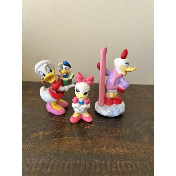 Disney Daisy Duck Figurines Glass Enesco Mickey & Co Holiday Ski Pink Bow Donald - Picture 1 of 12
